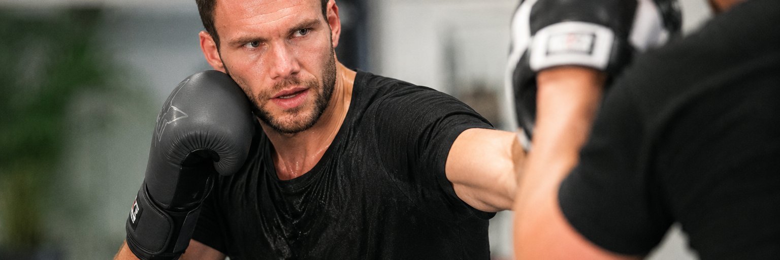 Oliver Holland-Cunz im Sparringstraining mit einem Pratzenhalter